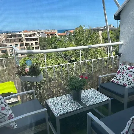 Leisure In A Flower Sea Apartment, Lazur Apartmán *